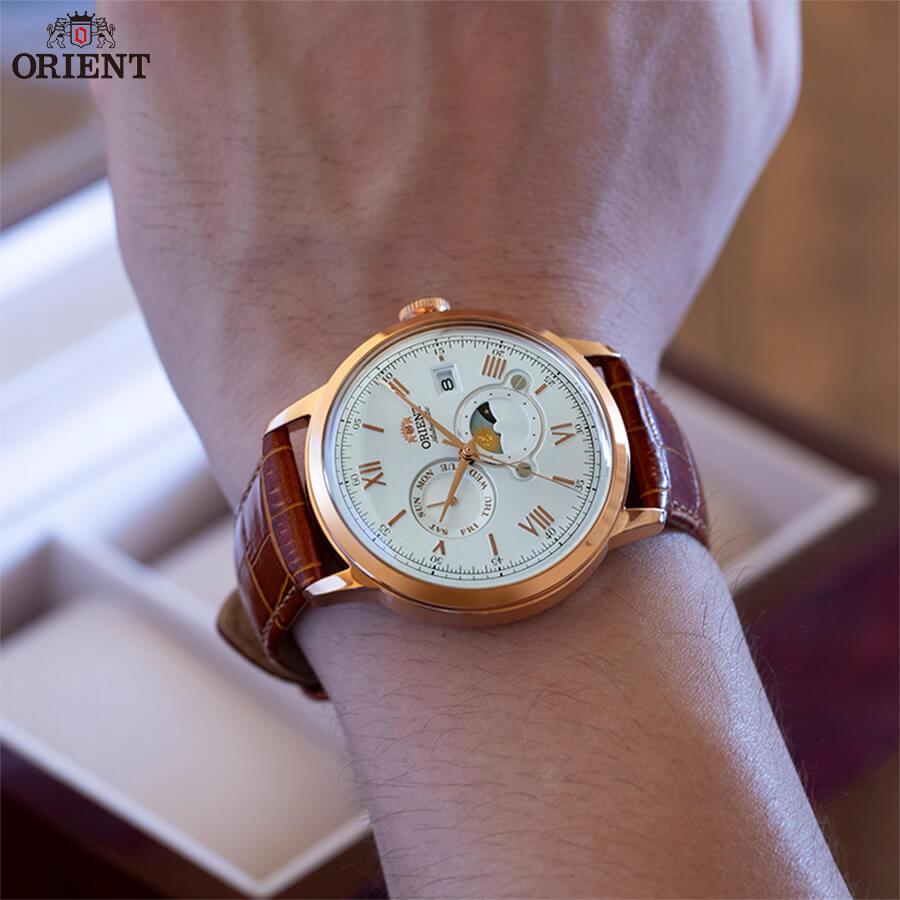 Chiếc đồng hồ Orient dây da RA-AK0801S10B được yêu thích