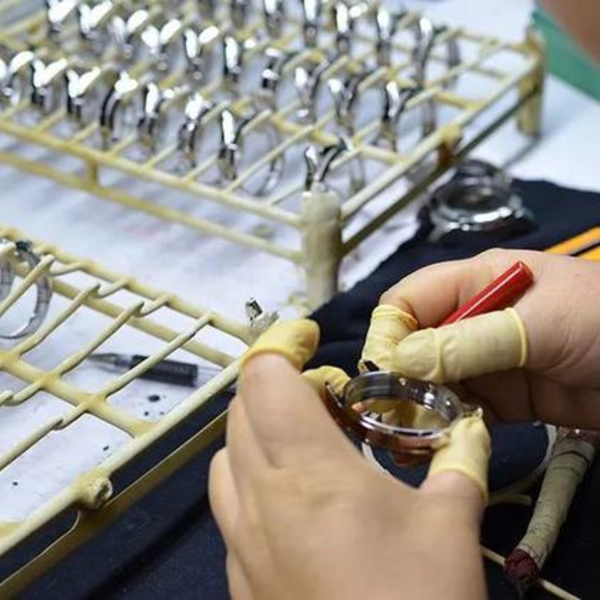 Khám phá vỏ đồng hồ: Từ thép không gỉ đến những chất liệu đột phá