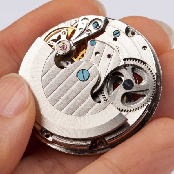 Động cơ đồng hồ là gì? Trái tim của cỗ máy thời gian