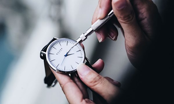 Kính cứng đồng hồ &#8211; Tấm khiên bảo vệ cỗ máy thời gian