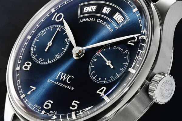 Triple Calendar – Vẻ đẹp cổ điển của lịch ba chức năng